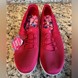 NWT - SKECHERS Stretch Fit custom fit!